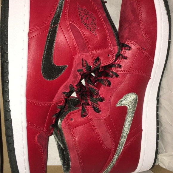 10.5 air Jordan 1s never worn - Picture 1 of 2